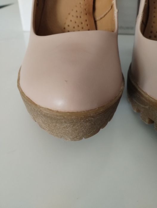 Czółenka skórzane na ozdobnym słupku i grubej podeszwie , pudrowy róż