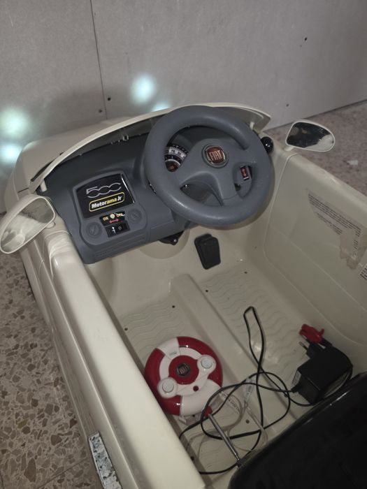 Carro com bateria e telecomando