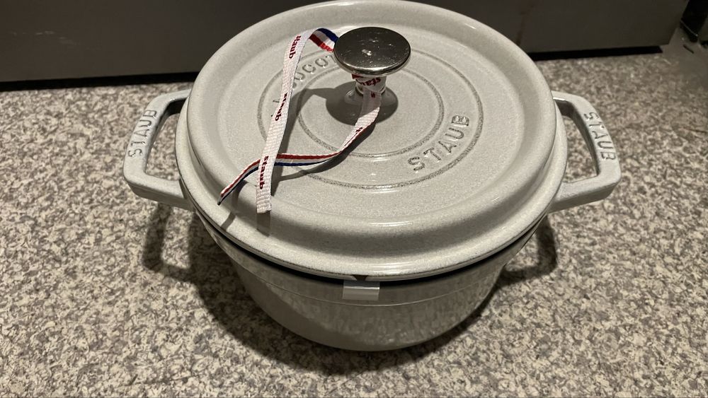 Tacho em ferro, marca STAUB, cinza claro, 20 cm.