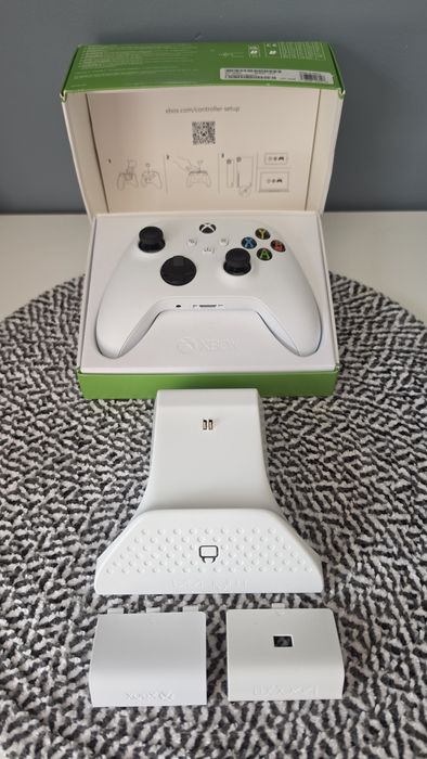 Pad XBOX + stacja ładująca i aku.