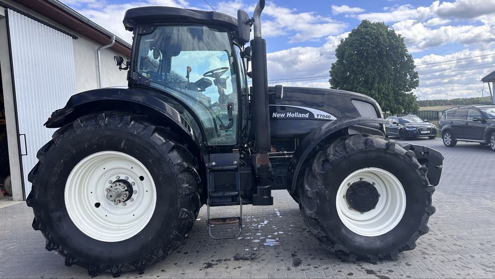 New Holland T7040