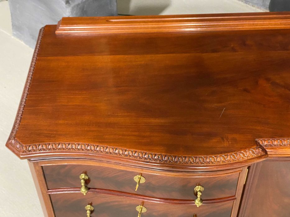 Reprezentacyjny angielski zestaw jadalniany: stół, witryna, komoda