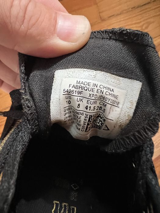 Tenis Converse All Star pretas com detalhes dourados