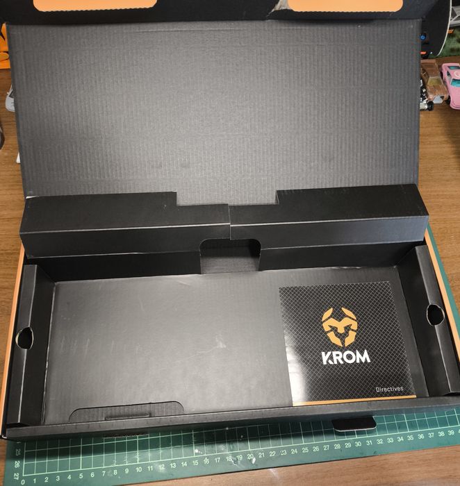 Teclado Krom Kernel RGB PT com teclas extras