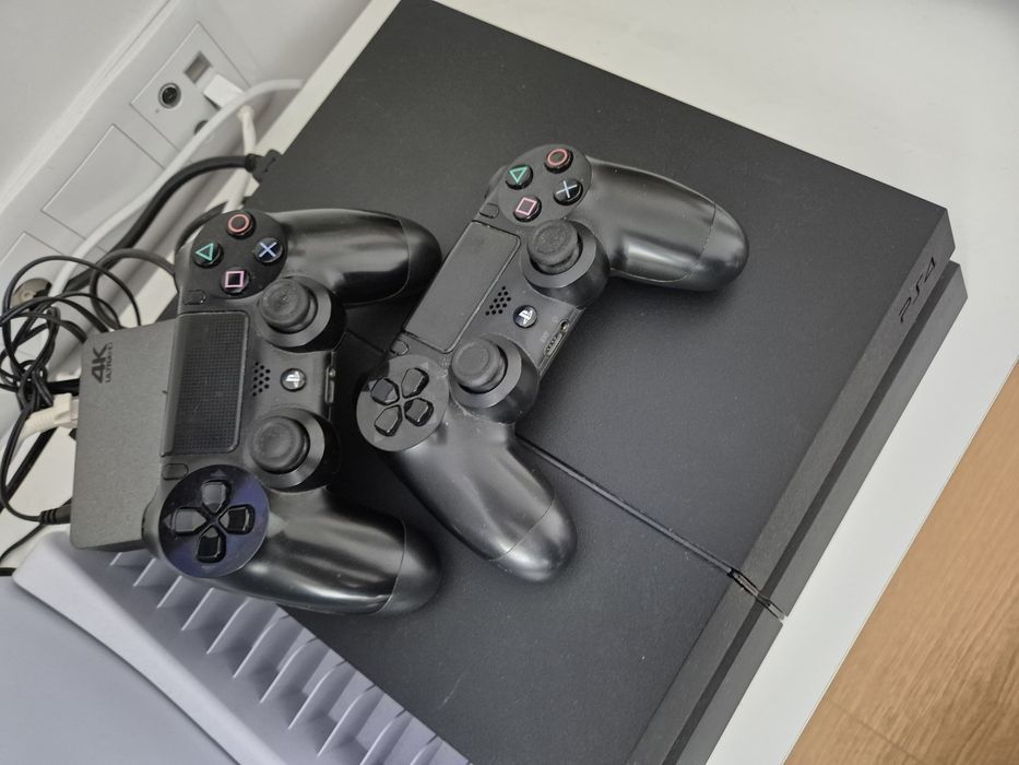 PlayStation 4 com 2 comandos