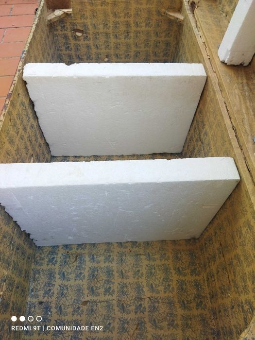 Arca antiga com folha metal