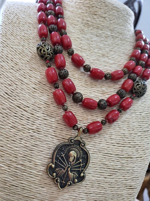 Авторське коралове кольє з бронзовою підвіскою "Богородиця"