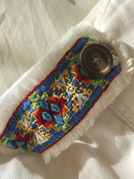 Casaco ganga branco com mangas coloridas