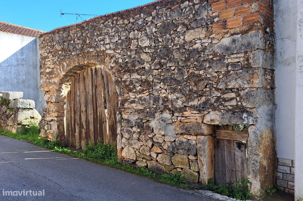 Terreno Urbano com Ruína em Mira de Aire