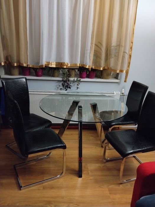 Stół szklany z krzesłami skórzanymi lakierowanymi 4 sztuki stan bardzo