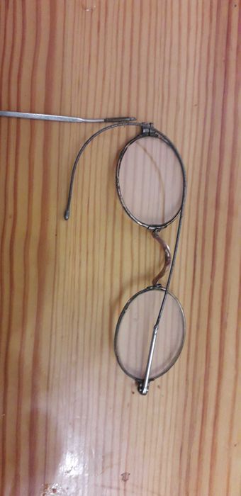 Старинное пенсне в футляре.