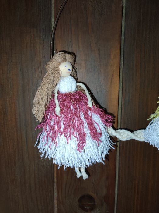 Aro dourado com bonecas feitas á mão