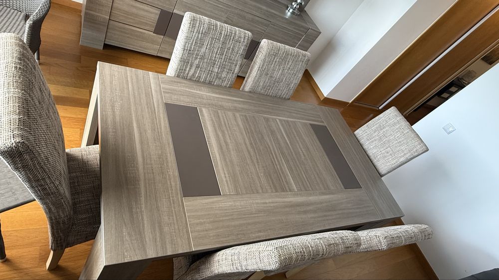 Mesa com comjunto de 6 cadeiras