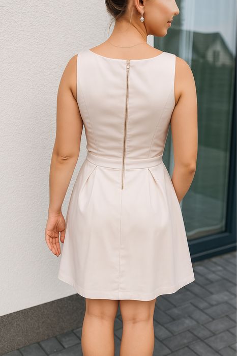 Elegancka beżowa sukienka – rozmiar M – pięknie podkreśla talię!