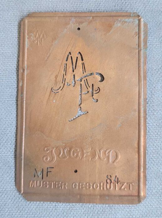 Szablony do haftowania monogramów.