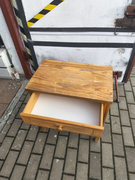 Szafka z drewna z szufladą