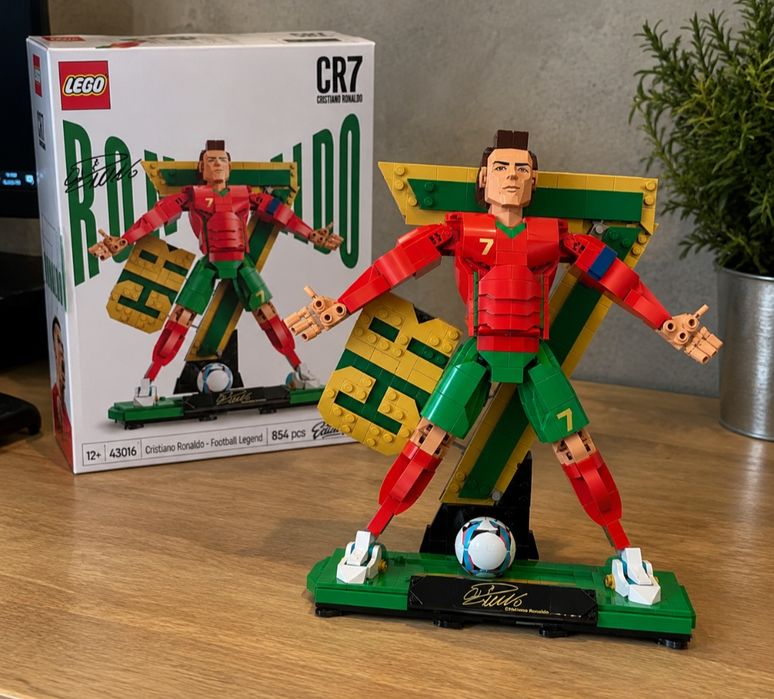 Zestaw Prezentowy Dla Fana Cristiano Ronaldo  -  LEGO 854 Elementy
