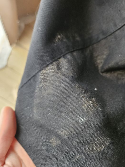 Czarna sukienka damska midi vintage z ozdobnymi guzikami – styl min