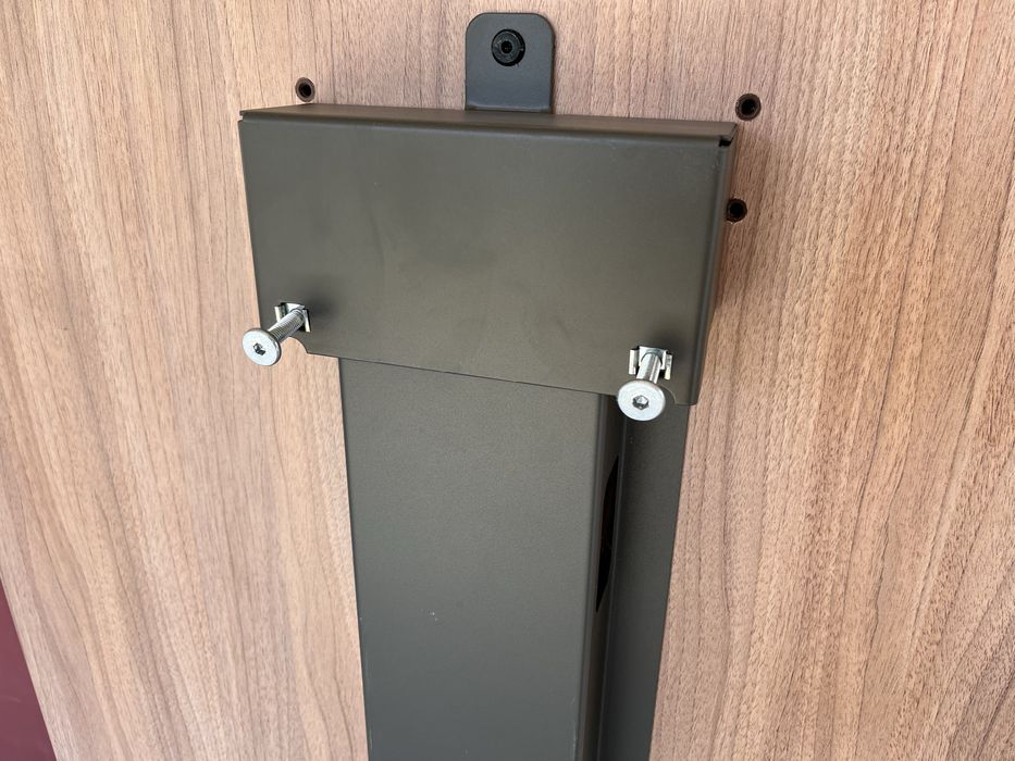 Офісний стіл на металевому каркасі.