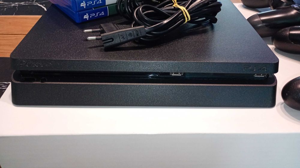 Konsola PS4 Slim 500gb dwa pady+ 5 gier. Okazja.