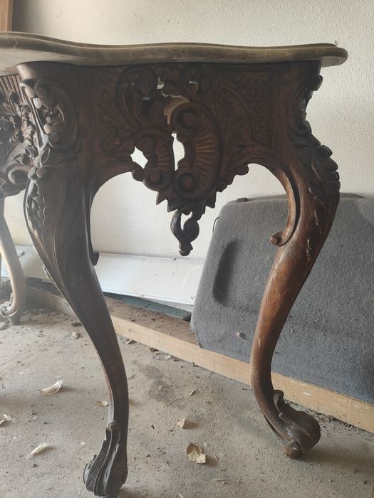 Móvel antigo de madeira e mármore