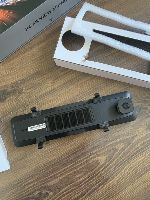 Черный видеорегистратор с коробкой в пленке