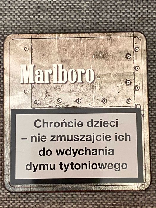 Papierośnica. Stare opakowanie papierosów Marlboro.