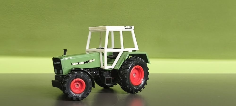 Siku traktor Fendt 1 32