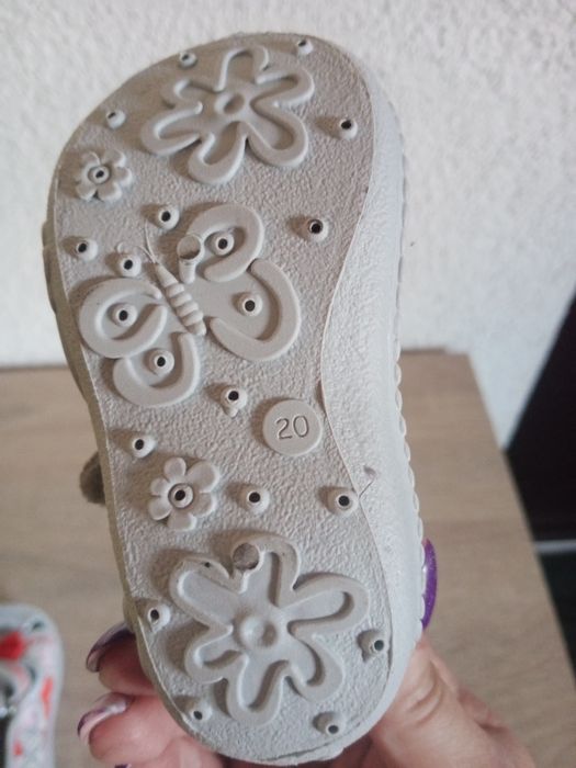 Sprzedam buciki dla dziewczynki.