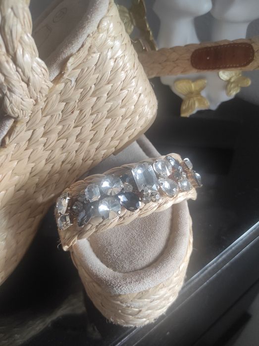 Sandálias 37 com brilhantes