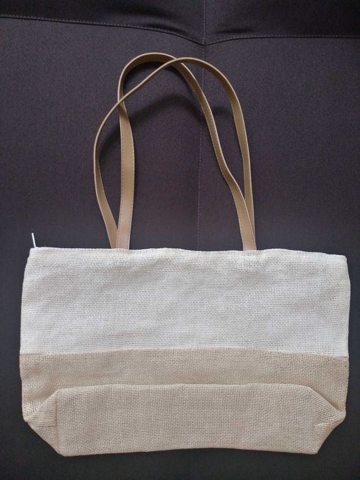 Letnia torba słomkowa w odcieniach brązu i beżu z ozdobnymi kwiatkami