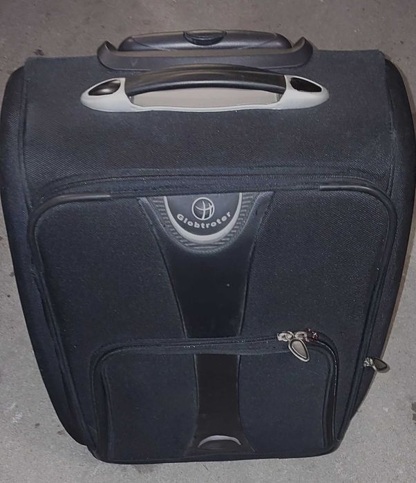 Duża materiałowa czarna walizka