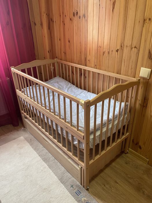 Кроватка дитяча з маятниковим механізмом