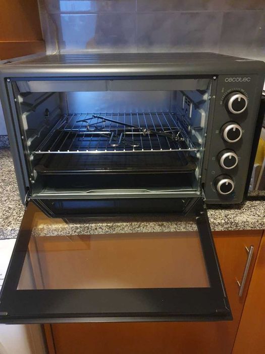 Forno Elétrico de Bancada Cecotec – Novo, Nunca Usado (Com Acessórios e Manual)