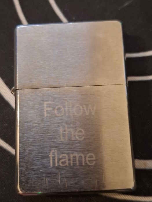 Isqueiro de metal clássico da marca Zippo.