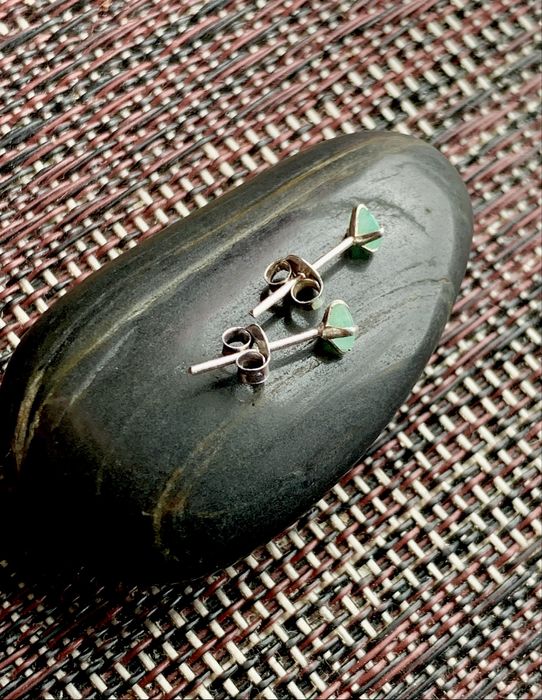 Сережки гвоздики з природними изумрудами срібло 925