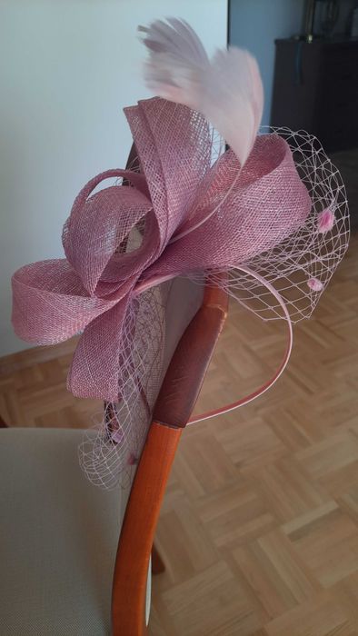 fascynator z siateczką na opasce