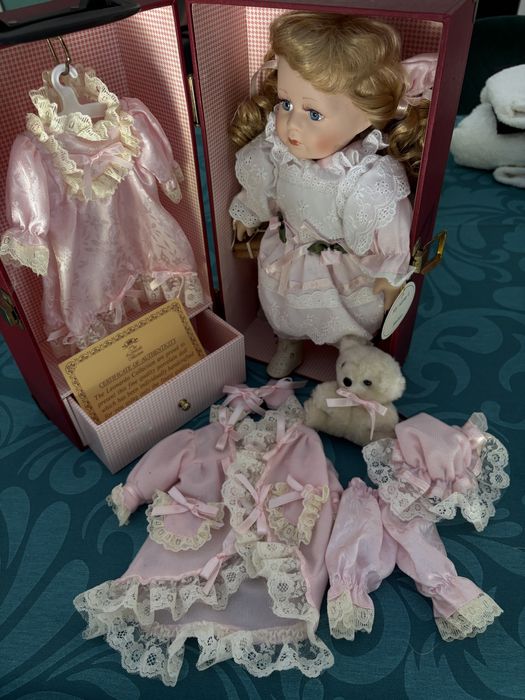 boneca de porcelana de coleçao