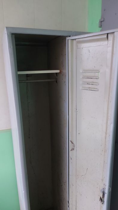 Металлический шкафчик для одежды