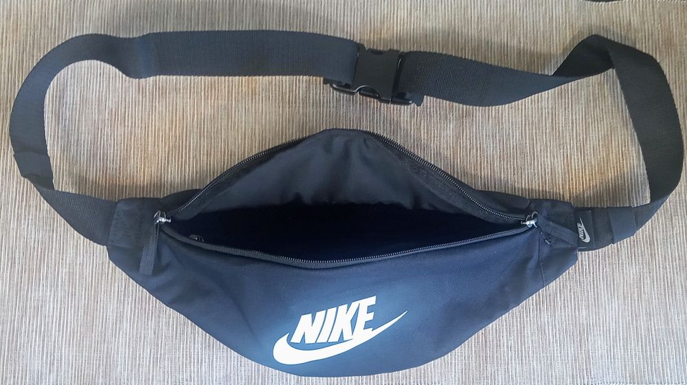 Nerka saszetka na pas NIKE czarna