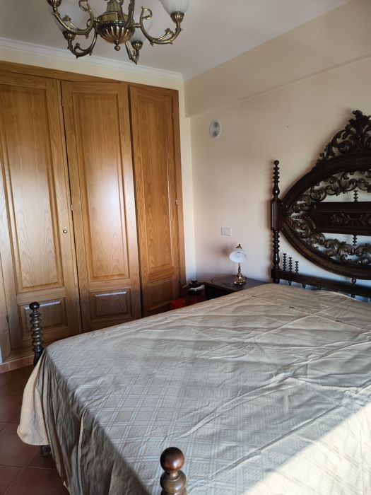 Cama com duas mesas de cabeceira