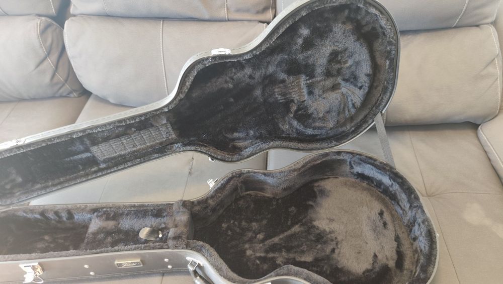 Vendo guitarra FAME com case incluso.