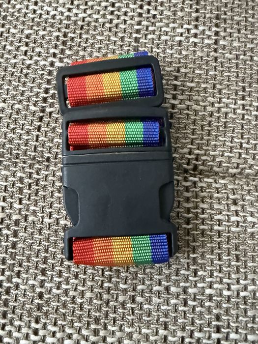 pas bagażowy do walizki z tęczowym wzorem i klamrą typu "klik".