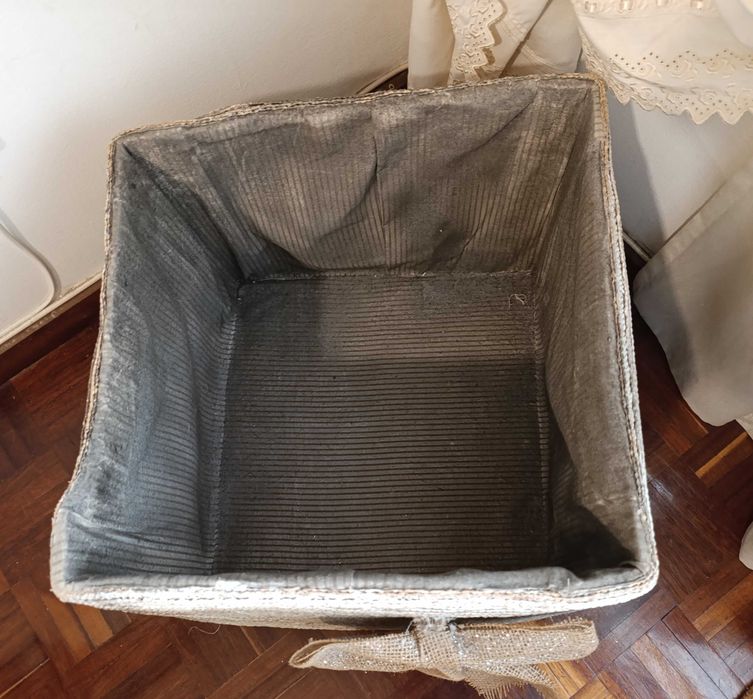 Caixa Grande Arrumação, em palha tratada e pintada, forrada, com tampa