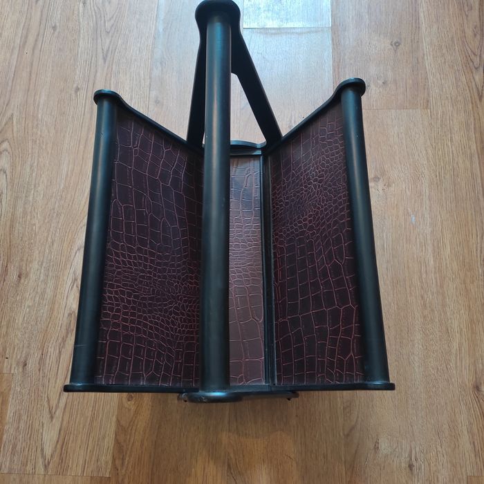 Porta revistas revestido em pele