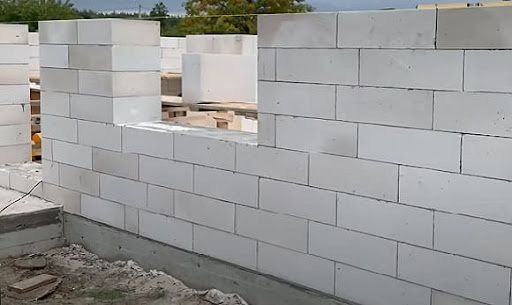 Кладка газоблоку та цегли