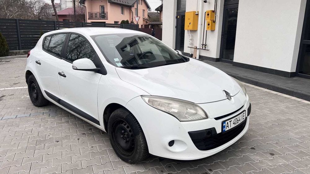 Renault Megane III 1.5 dCi (2010) — надійний та економний

Ціна: 5200 $
Можливий продаж у розтермінування або оренда автомобіля

Пропонується Renault Megane III у дуже хорошому стані. Один із найвдаліших та найнадійніших автомобілів Renault, ідеальний як для щоденного користування, так і для роботи / бізнесу.

⸻

 Технічні характеристики:
	•	Двигун: 1.5 dCi (дизель)
	•	Об’єм: 1461 см³
	•	Потужність: 63 kW (86 к.с.)
	•	Екостандарт: Euro 5
	•	Коробка передач: механічна
	•	Привід: передній
	•	Тип кузова: хетчбек
	•	Кількість місць: 5

⸻

 Стан автомобіля:
	•	Двигун — в ідеалі, працює рівно, без сторонніх шумів
	•	Коробка передач — ідеальна, чітке перемикання
	•	Ходова частина без зауважень
	•	Автомобіль повністю на ходу, без вкладень

⸻

 Кузов та салон:
	•	Жодного підкрасу
	•	Є незначні царапини по кузову (косметика)
	•	Без ДТП
	•	Салон збережений, потребує хімчистки

⸻

Переваги:
	•	Дуже економний — мінімальна витрата пального
	•	Невибагливий до доріг
	•	Дуже дешевий в обслуговуванні
	•	Надійний мотор 1.5 dCi (один із найкращих дизелів Renault)
	•	Машина, яка їде і заробляє, а не стоїть
	•	Чудовий варіант для оренди, доставки або роботи