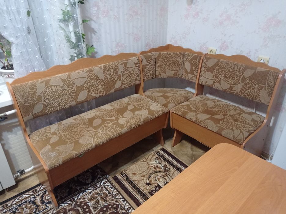 Продам кухонный уголок,стол,две табуретки
