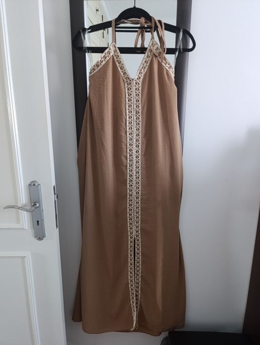Vestido creme com bordado