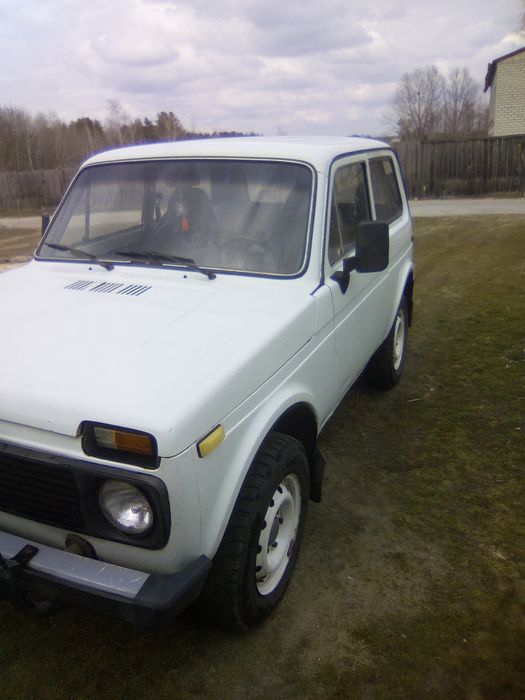 Продам ниву в нормальном рабочем состоянии масло не ест, резина зима, почти новая, страховка до апреля, использовалась мало, гаражное хранение,  по тп. Обмен не интересует. 09******45